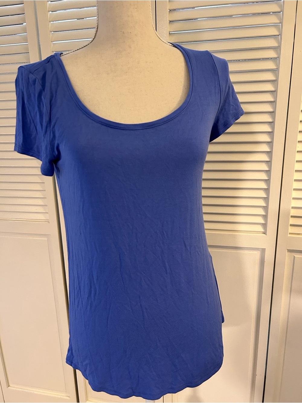 White House Black Market Periwinkle Scoop Neck Short Sleeve Tee